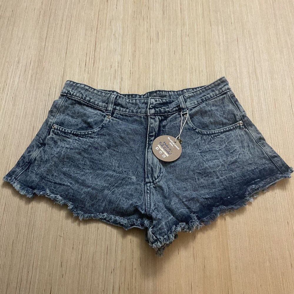 Jolie & Joy Women’s XL Jean Acid Washed Shorts Blue Raw Hem 32" Waist New Tags